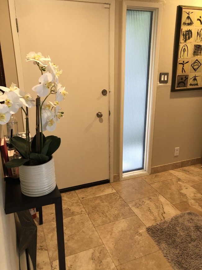 Building Photo - Elegant & Expansive Furnished 3 Bedroom/2 ...