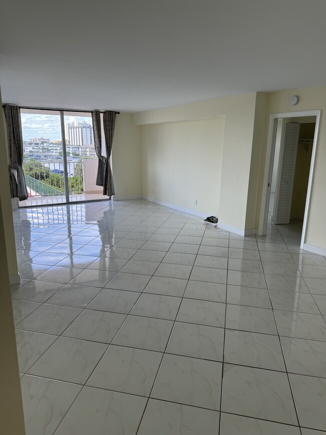 Living room - 1865 S Ocean Dr