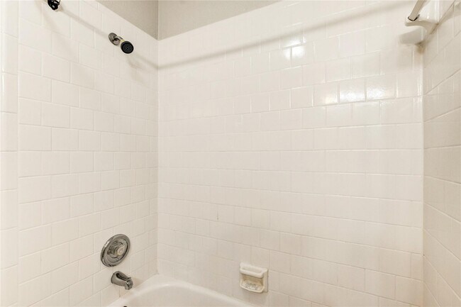 Building Photo - 5255 Beaverbrook Dr
