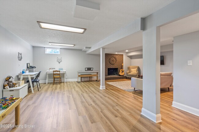 Building Photo - 305 Lake Forest Pkwy