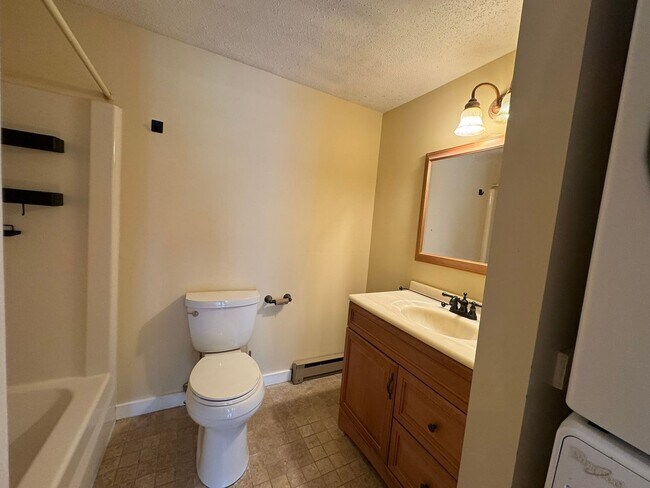 Building Photo - 2 bedroom, 1 bathroom