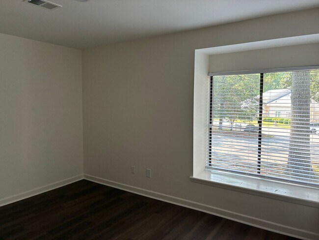 Building Photo - 221 Mariners Row