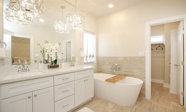 Building Photo - 3537 Mt Pleasant St