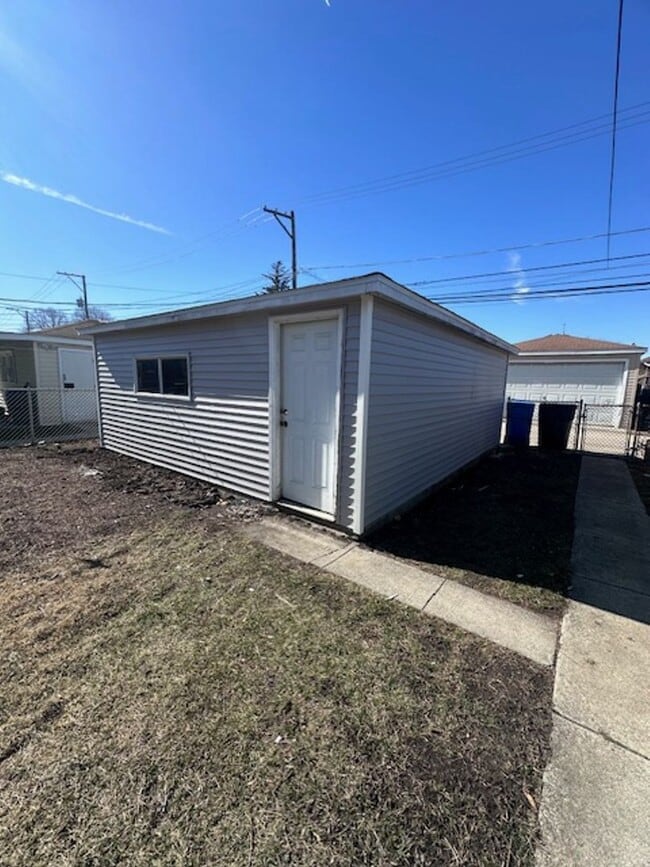 Building Photo - Garfield Ridge 4 Bedroom House