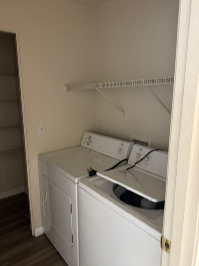 Building Photo - TOWNHOMES OF OAK COURT!!  REMODELED 2 BEDROOM
