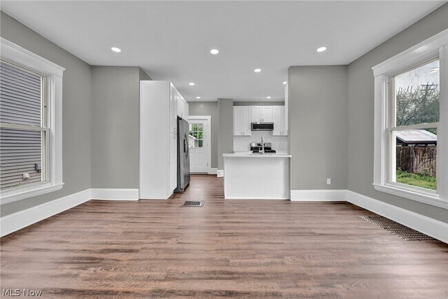 Building Photo - 2221 E 97th St