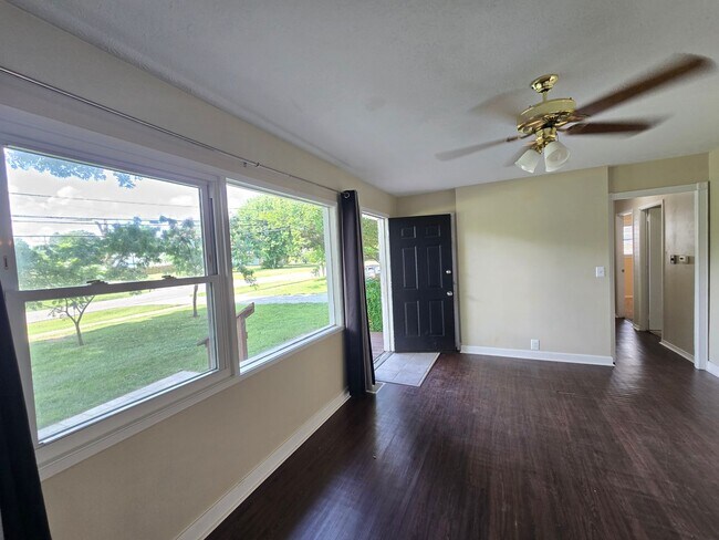 Building Photo - YOU CAN STOP YOUR SEARCH! Jeffersontown / Jtown Rental with 3 Bedrooms, 1 Full Baths, Ranch, 1 Ca...
