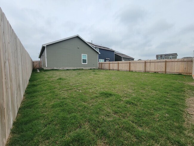 Building Photo - Spacious 3/BR, 2/BS Single-Level Home with...