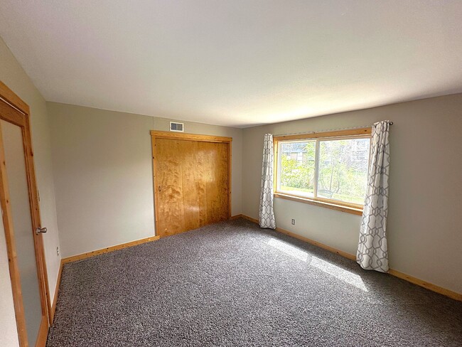 Building Photo - 280 E Highline Cir