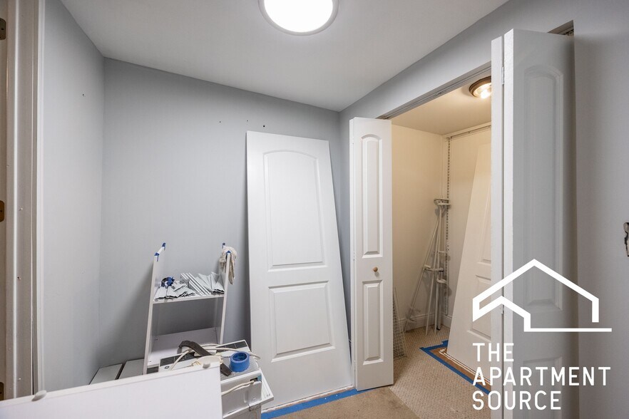 Building Photo - 2551 W Fullerton Ave