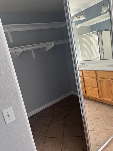 Building Photo - 521 Island Breeze Ln