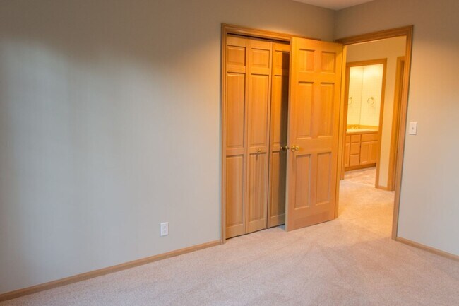 Building Photo - 5Bd/2.75Ba Mercer Island House