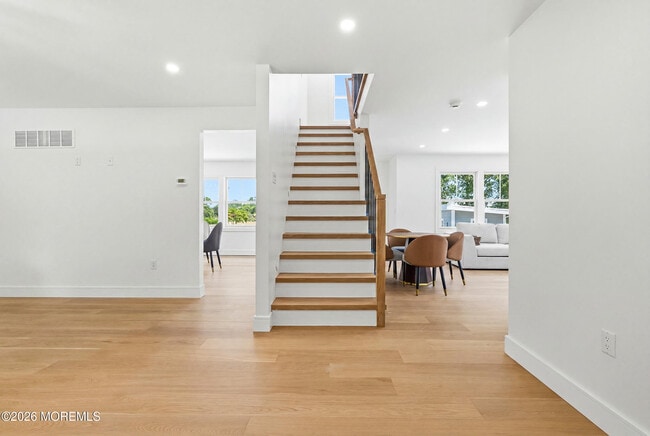 Building Photo - 19 Roslyn Dr