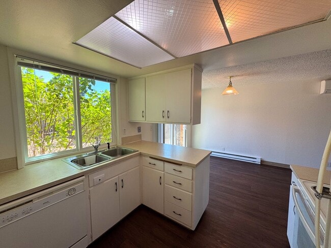 Building Photo - 3 Bedroom Duplex off Gilham Rd.
