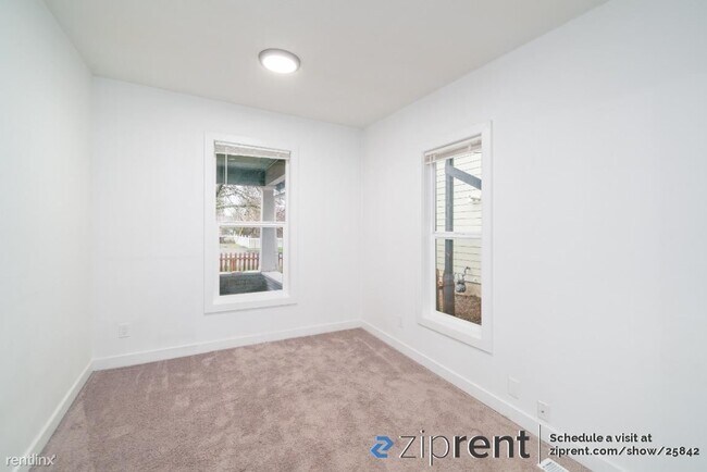 Building Photo - 2 br, 1 bath House - 828 Southeast Cedar S...