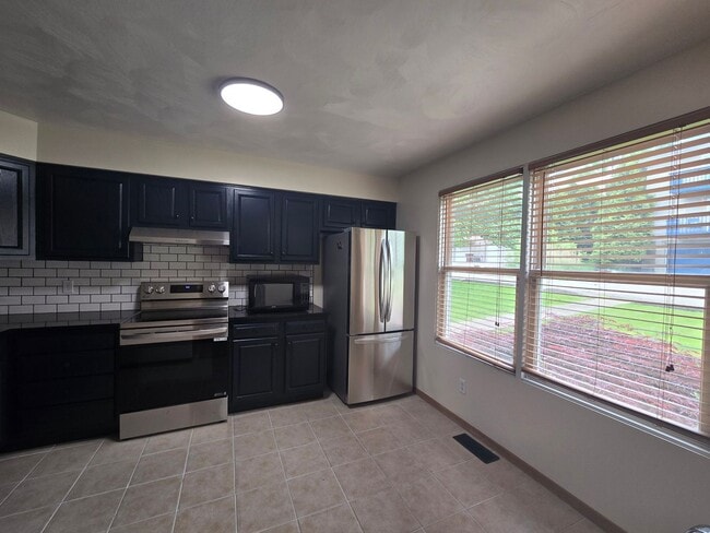 Building Photo - Beautiful 2 Bedroom Townhome - Only Steps ...