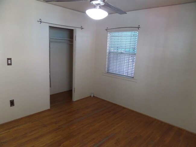 Building Photo - 2 Bedroom-1 Bathroom Single Story Home in ...