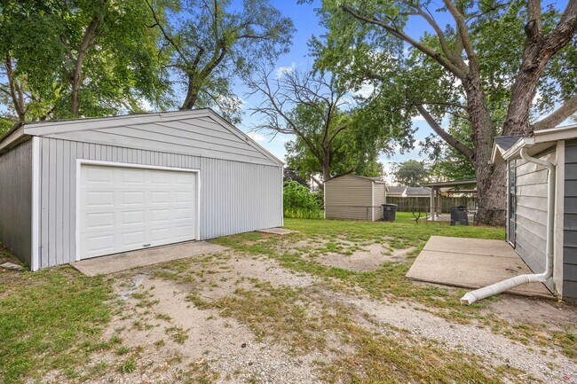 Building Photo - 3 Bedroom 1 Bath 2 Stall Detached Garage