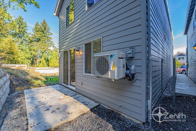 Building Photo - 4916 NE 2nd Ct