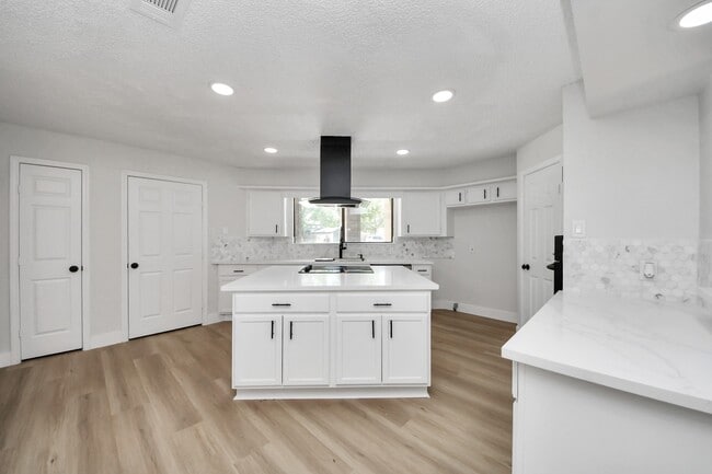 Building Photo - 7427 Willow Oak Dr