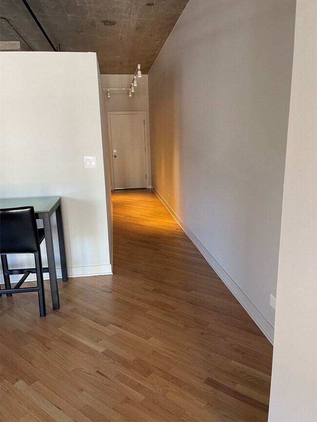 Building Photo - 411 W Ontario St