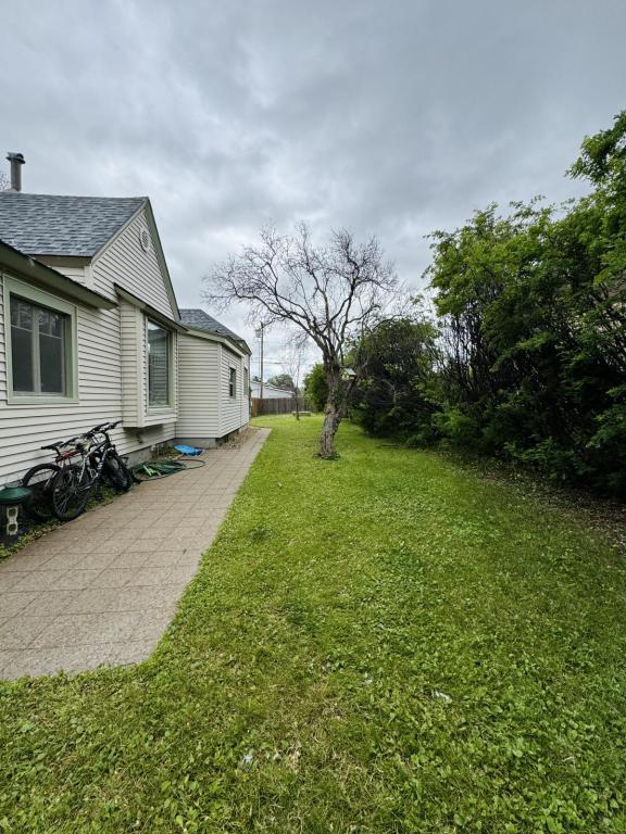 Building Photo - 821 1/2 N Ewing St