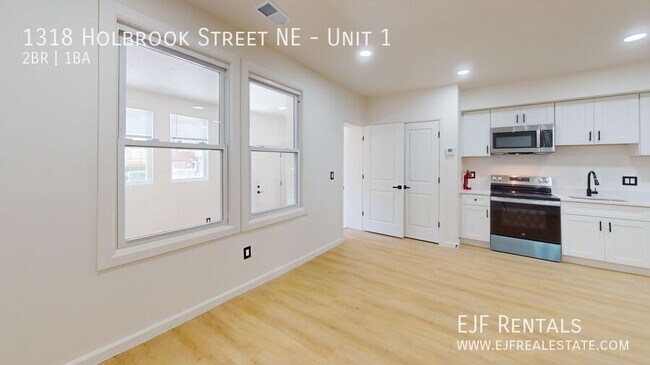 Building Photo - 1318 Holbrook St NE