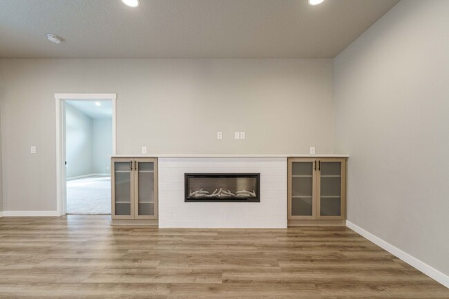 Building Photo - Spacious 4BR Modern Retreat and Luxury Liv...