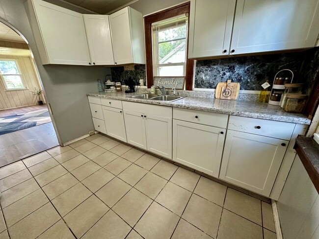 Building Photo - 1 bedroom, 1 bathroom home for rent in Wat...