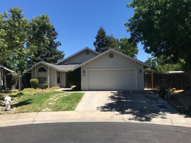 Primary Photo - 4 BR | 2Ba | 1814SF | 2 Car Garage | Singl...