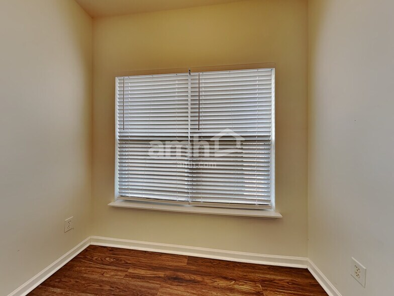 Building Photo - 110 Deerpath Trail