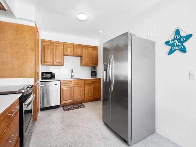 Building Photo - 413 NE 25th Ave