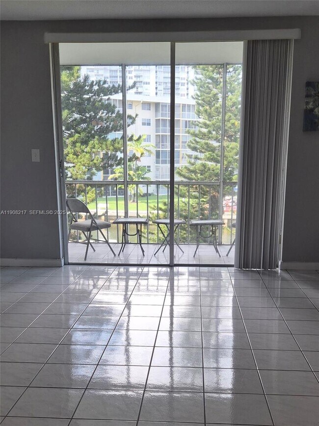 Building Photo - 2905 Point E Dr