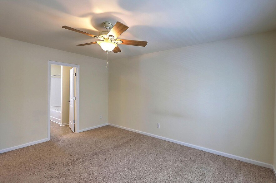 Building Photo - 1525 Oldenburg Dr