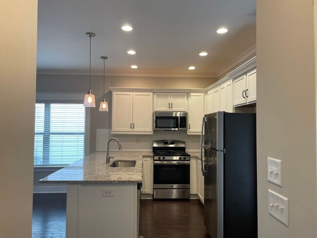 Building Photo - Spacious 3 bedroom home with garage and fenced backyard!