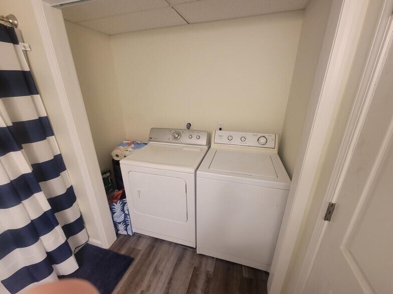 Building Photo - 918 W 4th St