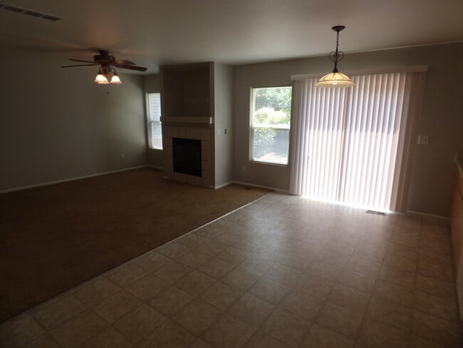 Building Photo - Beautiful 3 Bedroom 2 Bath Townhome with 2...