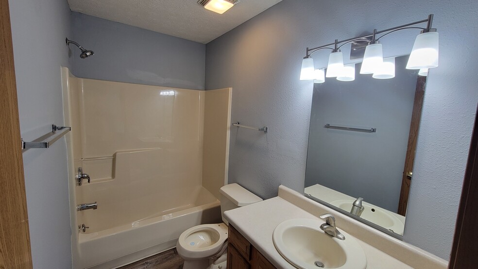Master Bath - 2123 Bridgewater Cir