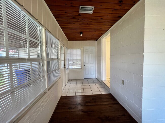 Building Photo - 1009 Clearview Ave