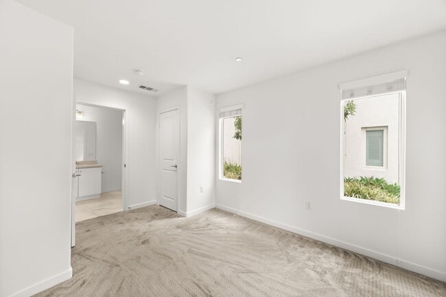 Building Photo - Beautiful Condo