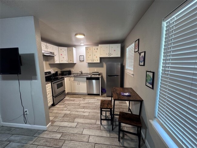 Building Photo - 901 Parmer Ave