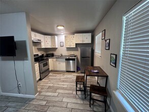 Building Photo - 901 Parmer Ave