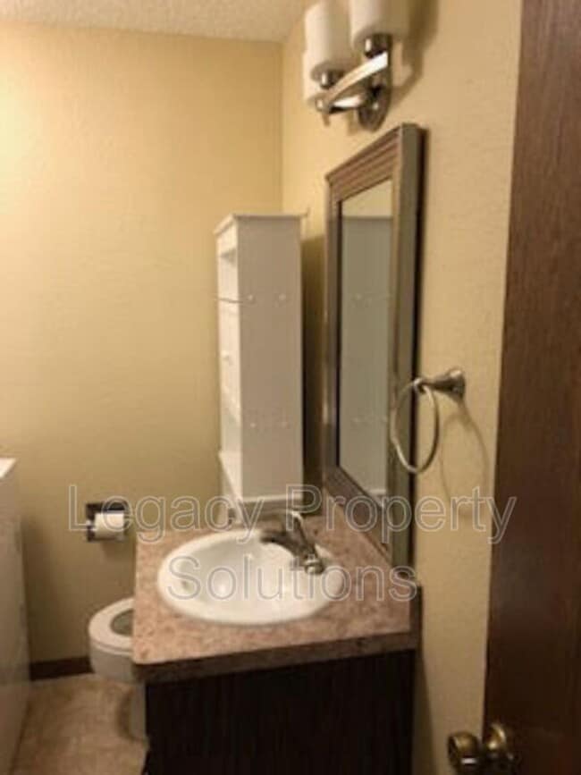 Building Photo - Modern Twin home in North Bismarck – Convenient Location & Comfortable Living!