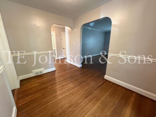 Building Photo - Charming 3-Bedroom Home with Screened Porc...