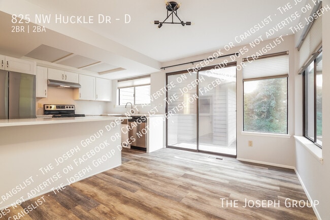 Building Photo - 825 NW Huckle Dr