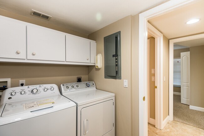 Building Photo - UPDATED GROUND FLOOR CONDO CLOSE TO 1-75