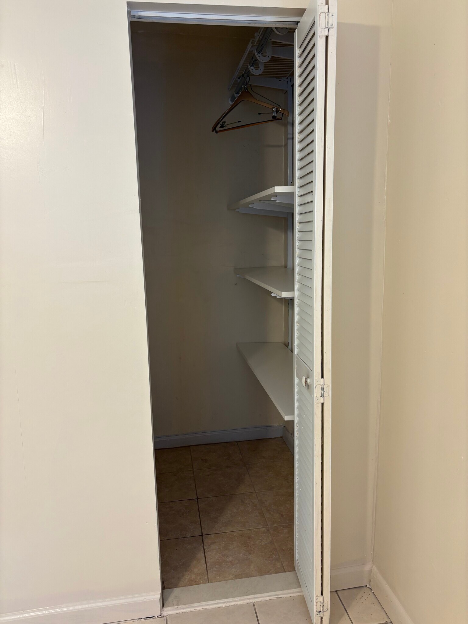 Walk-in closet - 209 NW 28th Ave