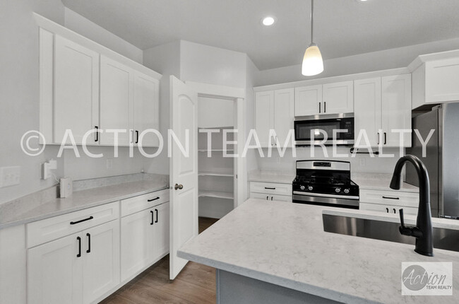 Building Photo - Mid-Row Townhome located in Bluffdale!