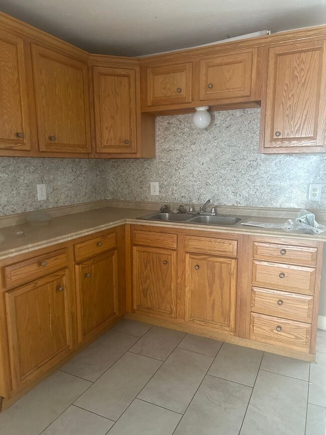 Building Photo - 1009 W 47th St