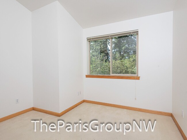 Building Photo - Gorgeous Greenwood Townhome * Walk to Lake...